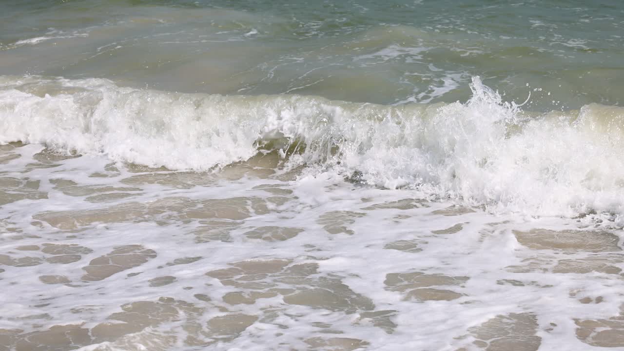 последовательный вид океанских волн, бьющихся о пляж.