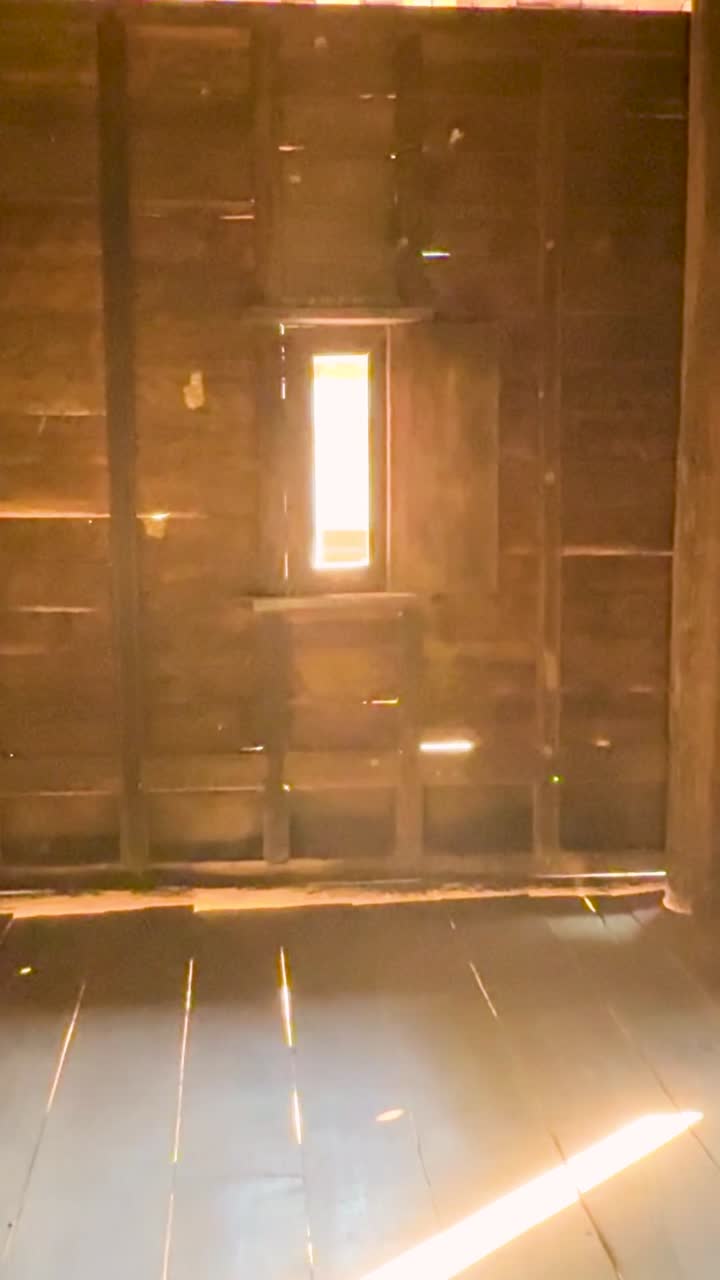 filtros de luz solar a través de pizarras de madera dentro de la casa