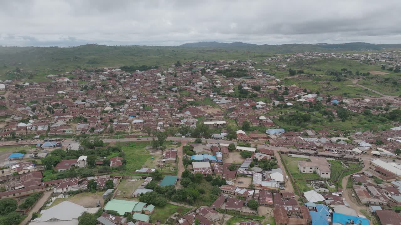 aéreo - paisaje urbano en la meseta de jos, nigeria, tiro ancho hacia adelante