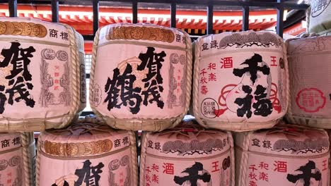 os barris com sake foram doados como presente ao santuário de itsukushima de diferentes cervejarias do japão.