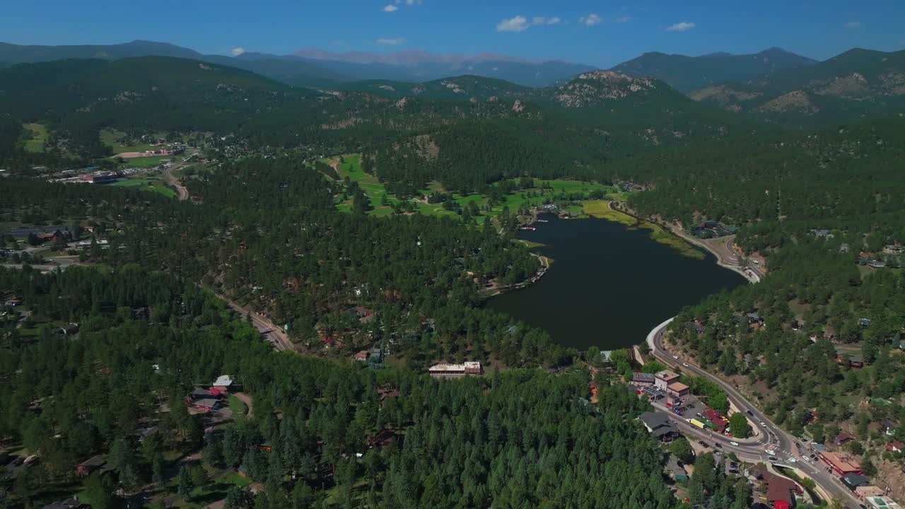 verano lago perenne colorado estados unidos drones aéreos presa campo de golf casa del lago carretera automóviles solitario monte cielo azul evans tres hermanas senderismo sendero bucle montañas rocosas ciudad de denver frente rango hacia adelante
