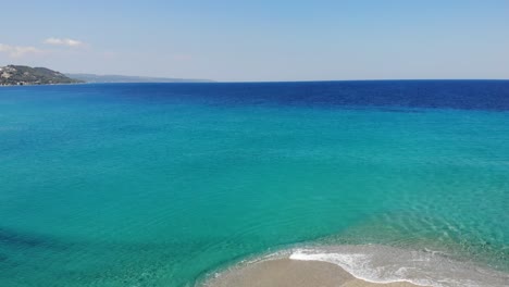 la famosa cabeza de la hermosa y maravillosa playa de possidi, halkidiki, grecia