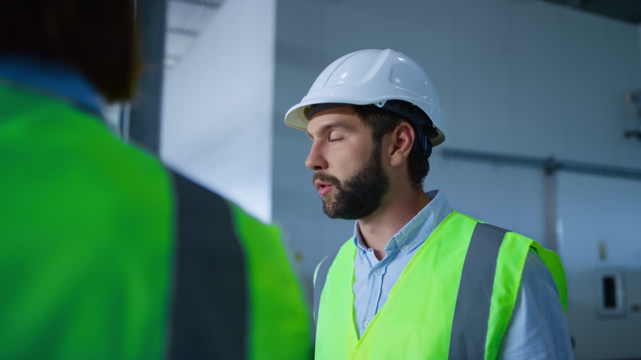 retrato de empleados de la fábrica hablando sobre la distribución del producto haciendo un acuerdo