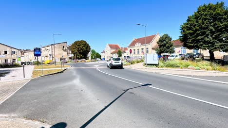 un coche viaja por una calle soleada