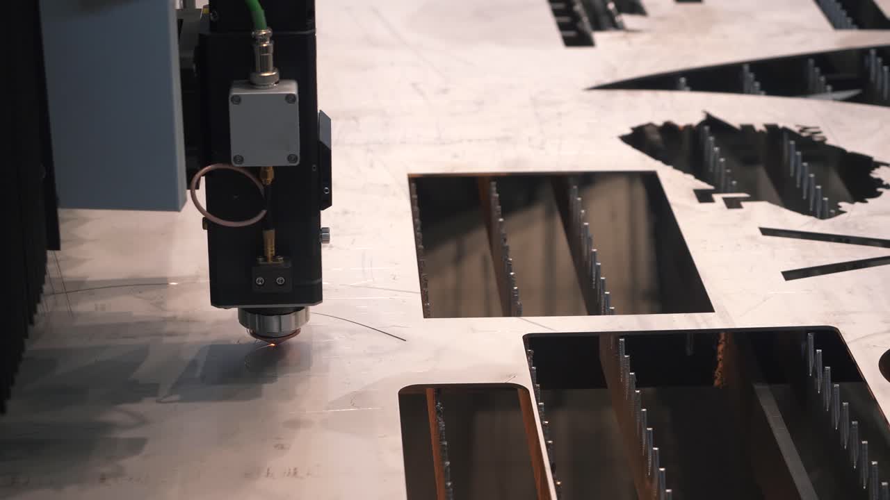 taglio laser di lastre metalliche