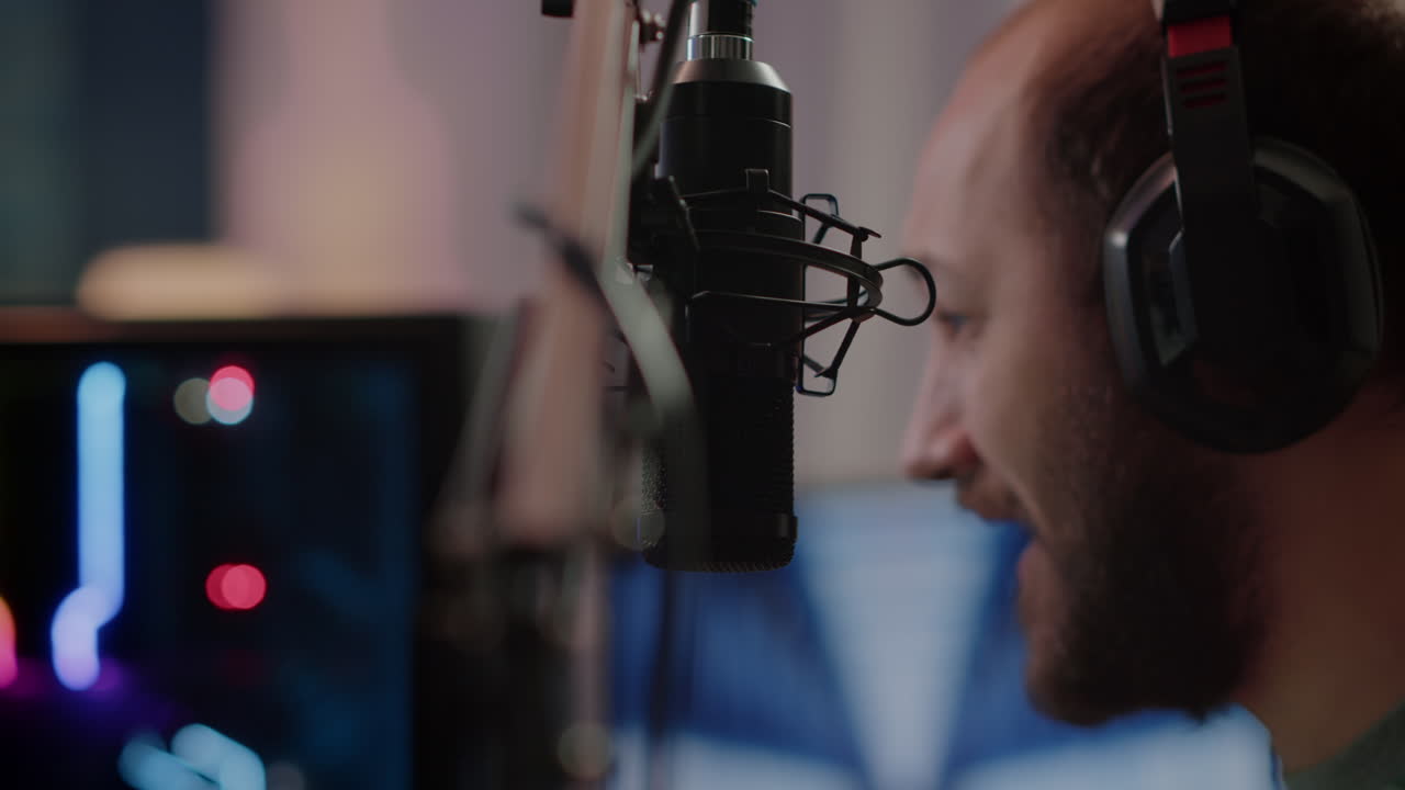 primer plano de un streamer profesional discutiendo con jugadores en un micrófono profesional