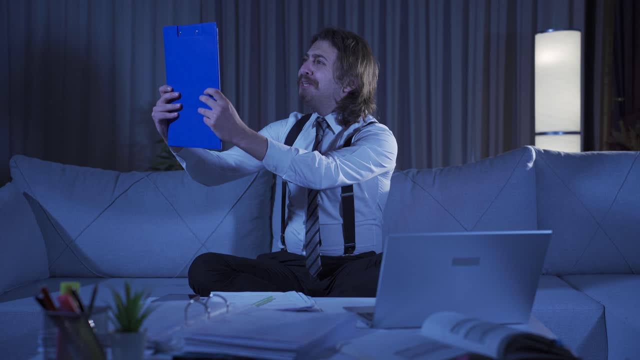 el empresario está lleno de alegría, habiendo completado su solución y su proyecto orientado hacia el futuro.