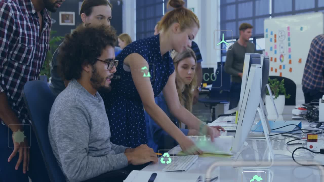 animación de iconos ecológicos y procesamiento de datos sobre diversas personas de negocios en la oficina