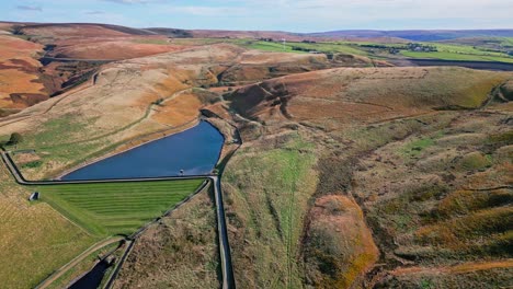 Imágenes-De-Video-De-Drones-Aéreos-Tomadas-En-El-Páramo-De-Ogden-Saddleworth-En-Oldham,-Inglaterra,-De-Una-Serie-De-Lagos,-Embalses,-Con-Un-Telón-De-Fondo-De-Páramos-Y-Bosques