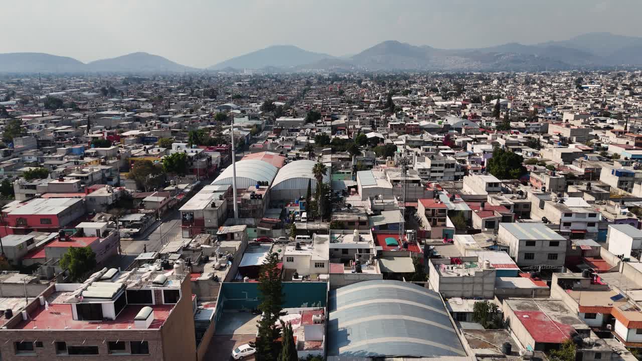 vista a vista de pájaro de la extensión suburbana de ecatepec en la ciudad de méxico