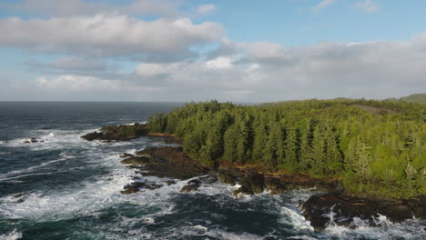 video de avión no tripulado al atardecer en ucluelet, columbia británica, canadá sobre el océano y el bosque