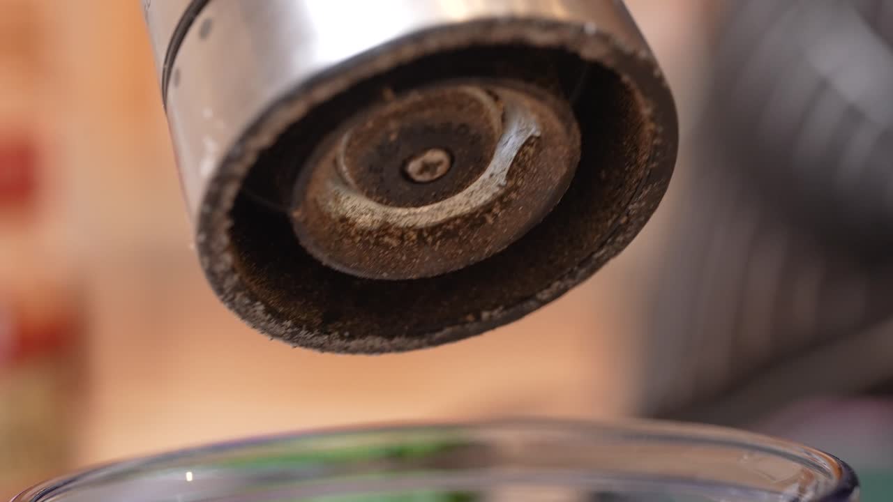 agregar pimienta recién molida a una receta casera - serie de hamburguesas de cordero con vista macro