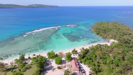 Fantastischer-Playita-Strand-In-Las-Galeras-Auf-Samaná,-Dominikanische-Republik_Drohnenaufnahme