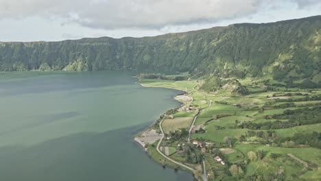 Asentamiento-De-Ciudades-De-Sete-En-Las-Costas-Del-Lago-Azul-O-Lagoa-Azul,-Municipio-De-Ponta-Delgada,-Isla-De-Sao-Miguel,-Archipiélago-Portugués-De-Las-Azores,-Portugal