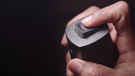 activando a mano un pulverizador de defensa personal