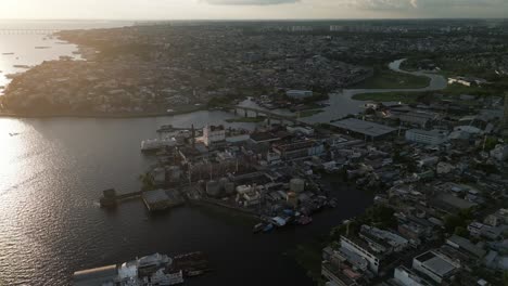 drone por encima de manaus paisaje urbano de la selva amazónica brasileña vista aérea de la capital sobre el río amazonas al atardecer