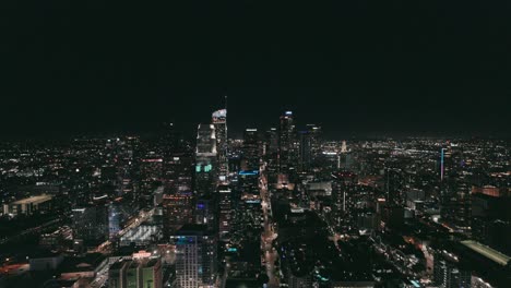 Weite-Sicht-Auf-Die-Innenstadt-Von-La-Bei-Nacht-Von-Einem-Wolkenkratzer