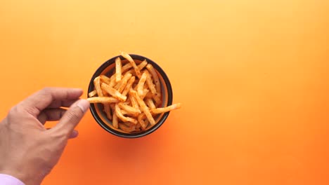 un plato de patatas fritas picantes