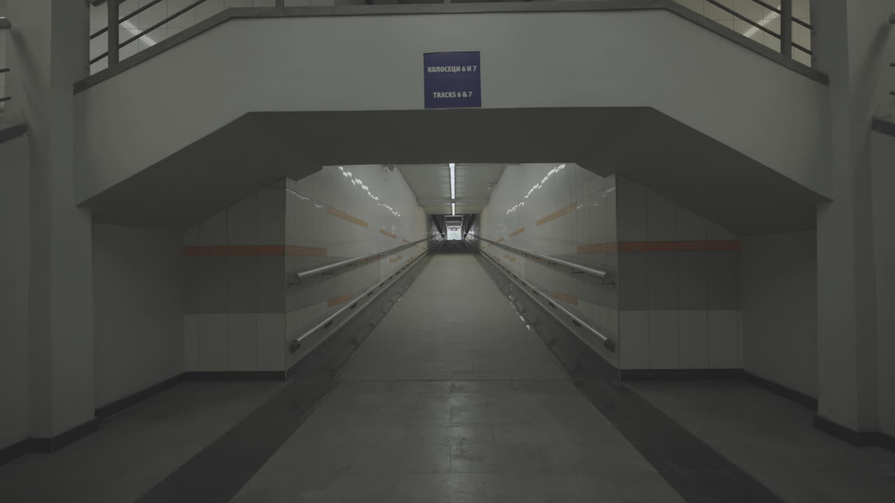 pasaje vacío del metro