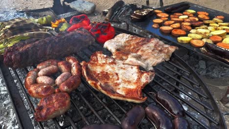 Primer-Plano-De-Deliciosas-Verduras-Y-Carne-A-La-Parrilla-En-Parrilla-Argentina,-Estilo-Sudamericano-A-La-Parrilla