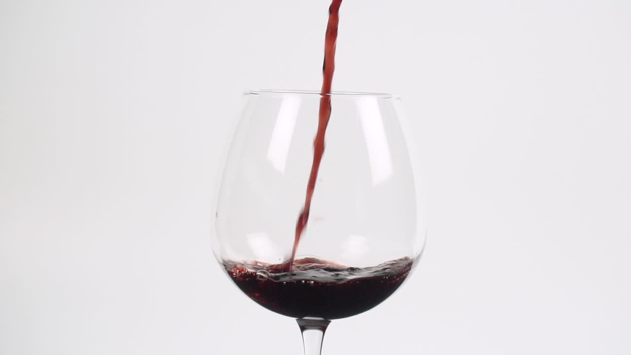 버건디 유리의 레드 와인은 슬로우 모션 100fps를 닫습니다.