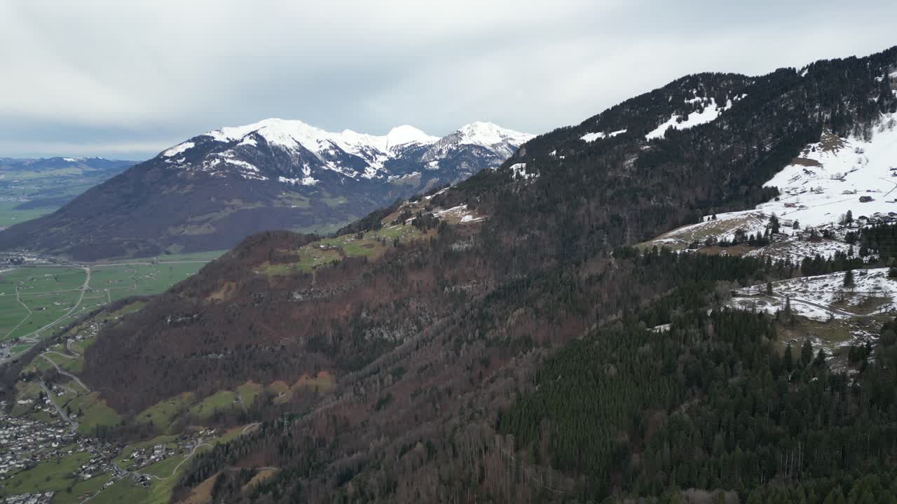 fronalpstock glarus suiza valle de la aldea verde debajo de las montañas heladas
