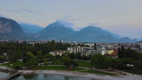 Vista-Aérea-De-La-Ciudad-De-Riva-Del-Garda,-Descripción-General-Al-Amanecer