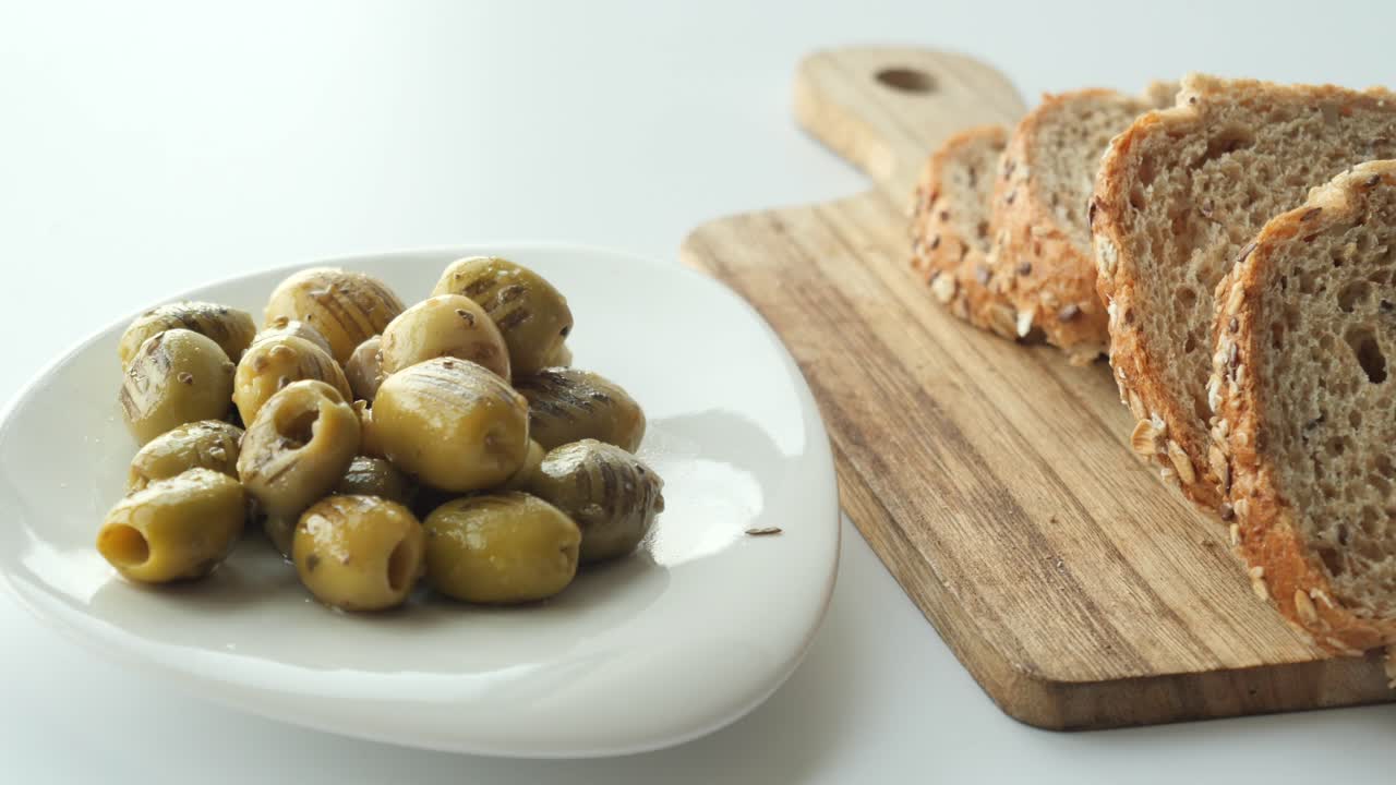 전체 밀  조각과 올리브