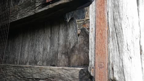 Puerta-De-Tablones-De-Madera-De-Deriva-Desgastada-Envejecida-Con-Soportes-De-Acero-Texturizado-Viejos-Abandonados-Oxidados-Dolly-Izquierda