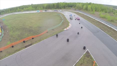 competición de deriva en una pista de carreras mojada