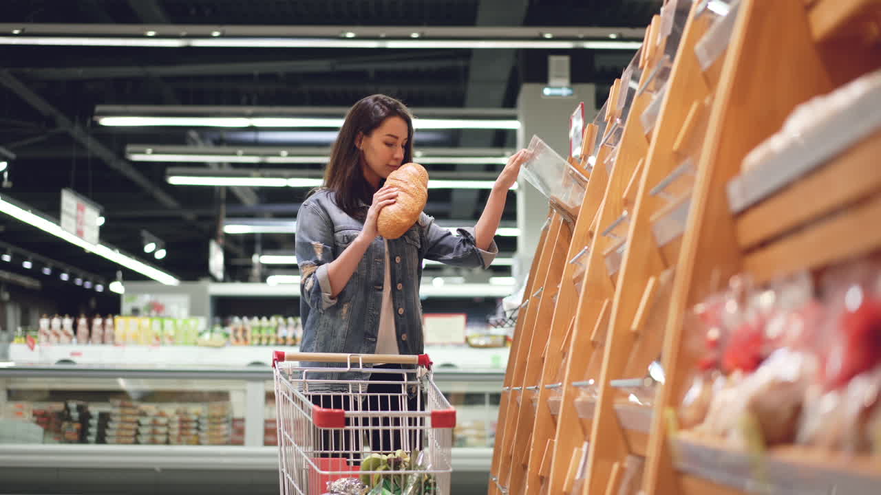 식료품 가게 에서 쇼핑 하는 여자