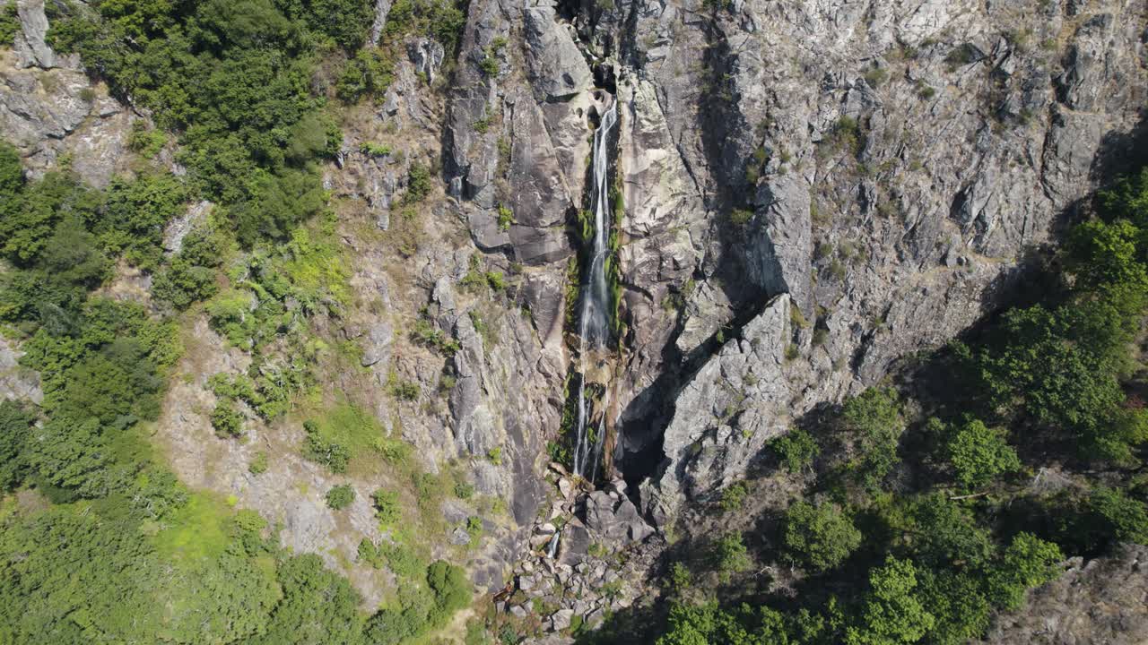 arroyo de agua por la cascada frecha da mizarela, arouca, portugal