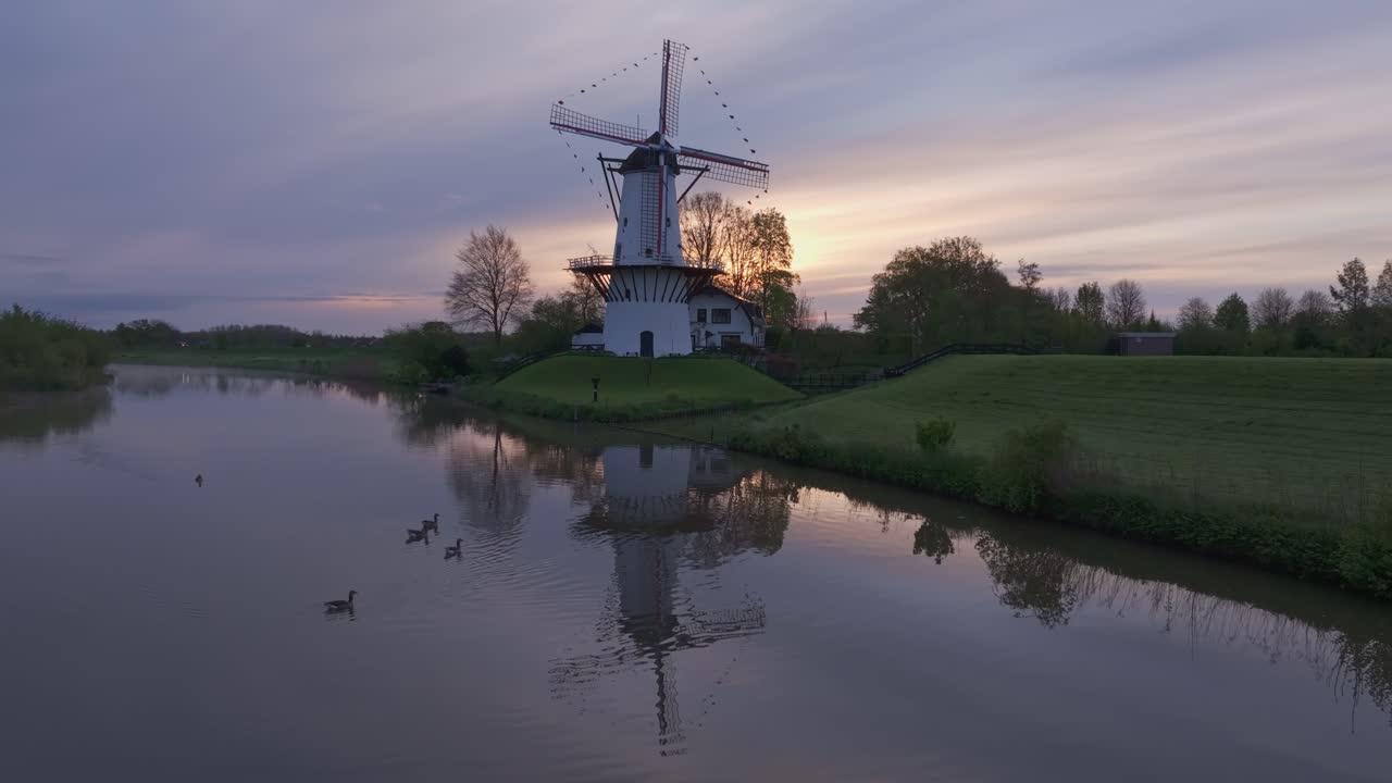 Vista a volo d'uccello del mulino a vento De Vlinder sul Linge all'alba, Paesi Bassi