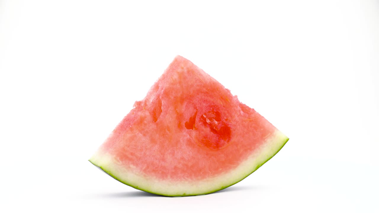 una rebanada de sandía. girando lentamente en la mesa giratoria. aislado en el fondo blanco. primer plano. macro.