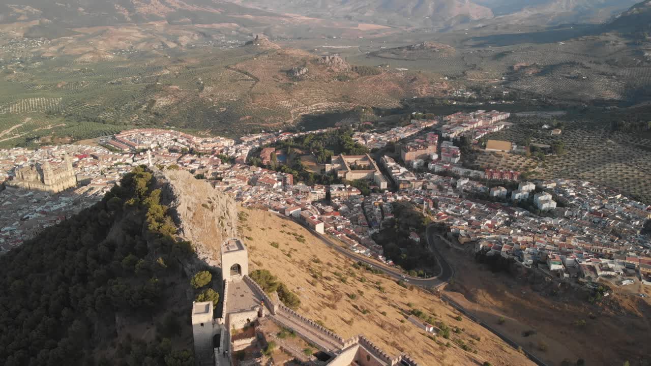 castillo de jaen, españa castillo de jaen volando y tomas terrestres desde este castillo medieval en una tarde de verano, tambien muestra la ciudad de jaen hecha con un drone y una camara de accion a 4k 24fps usando filtros nd-36