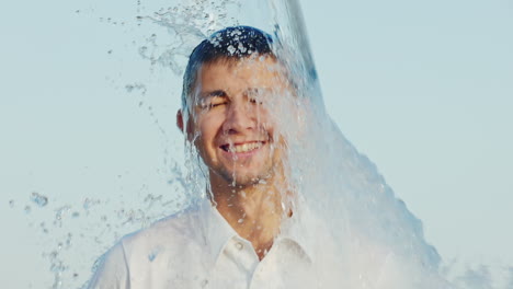 un joven sorprendido en la cabeza vierte un balde de concepto de agua - sorpresas en la vida