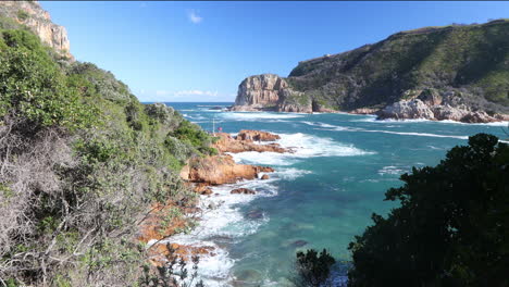 Un-Hermoso-Día-De-Verano-Con-Vistas-A-Las-Cabezas-De-Knysna-Desde-Un-Punto-De-Vista-Del-Océano-índico,-Coney-Glen-Y-El-Estuario