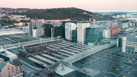 Züge,-Die-Im-Hauptbahnhof-Von-Oslo-Abfahren-Und-Ankommen,-Mit-Blick-Auf-Das-Barcode-Projekt-In-Oslo,-Norwegen