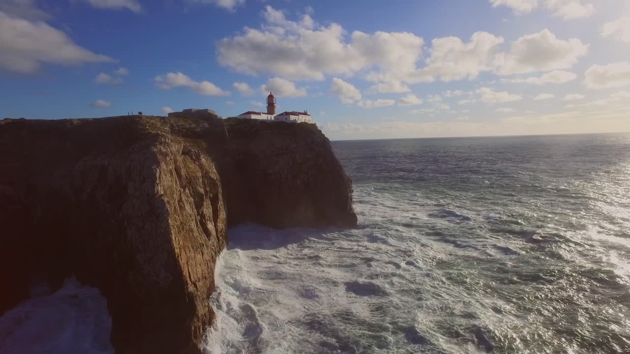 grandes olas en el punto más al sur oeste de europa, cabo de são vicente y sagres en el algarve, portugal