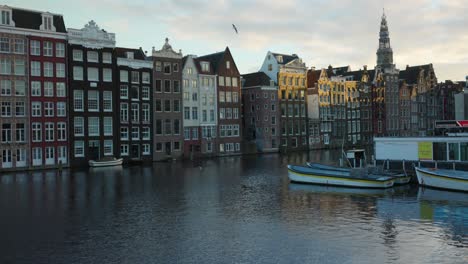 Escena-Icónica-Del-Canal-De-Amsterdam-Con-Casas-Históricas-Y-Barcos-Temprano-En-La-Mañana