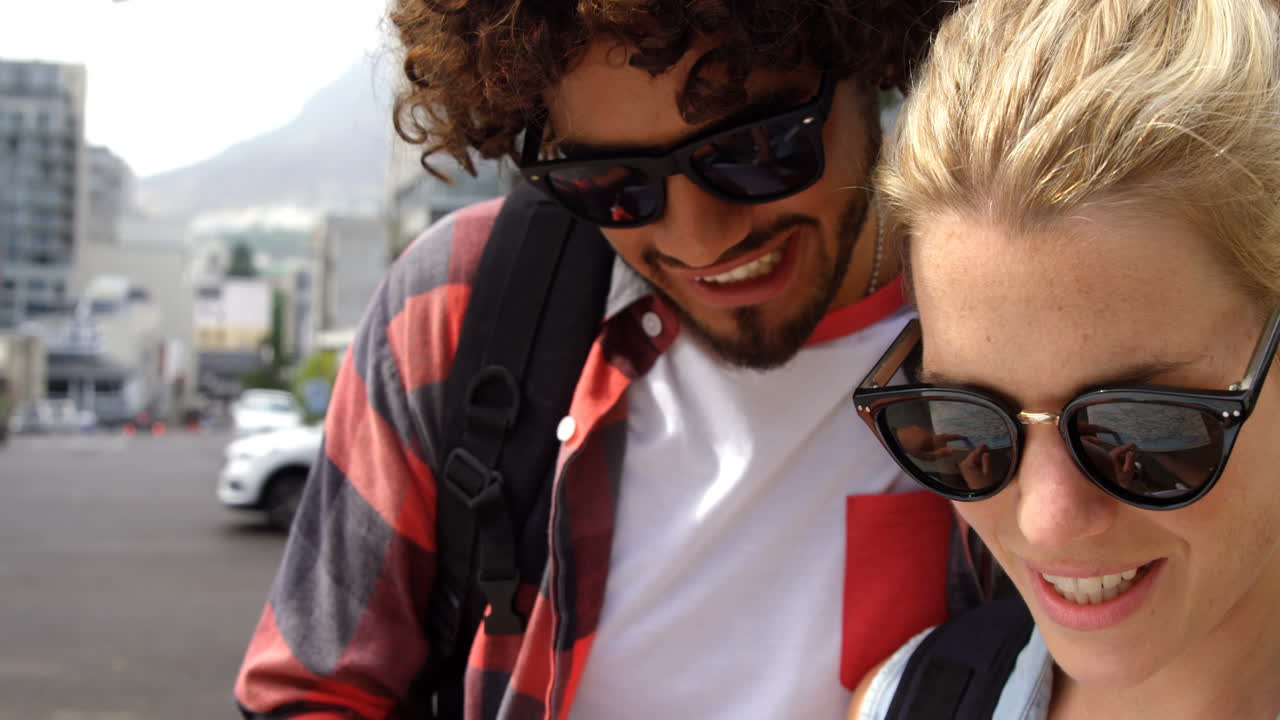 친구들이 야외에서 서로 교류하고 있습니다.