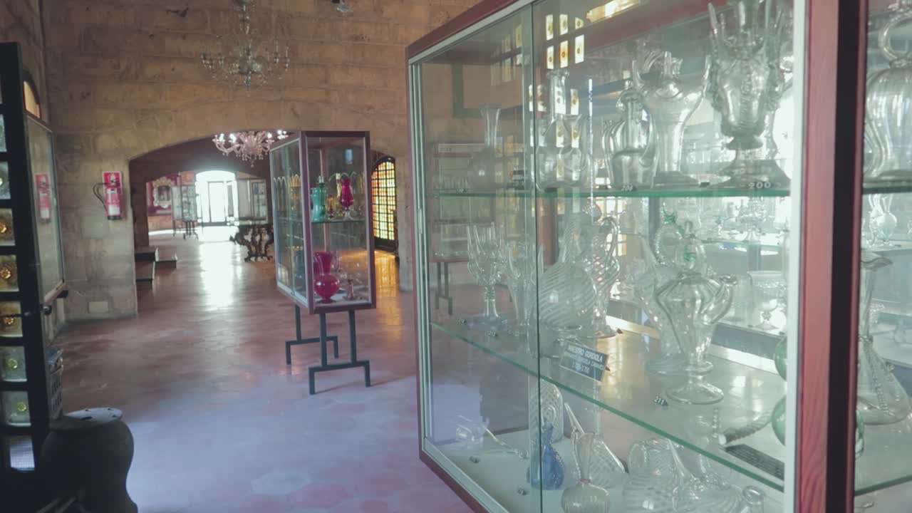 una vista de las vitrinas de la vidriería gordiola y del museo de mallorca, una gran y fascinante colección de piezas que recorren la historia de fabricación de las vidrieras