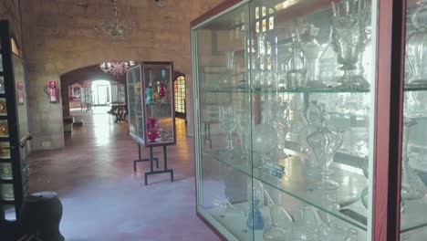 Una-Vista-De-Las-Vitrinas-De-La-Vidriería-Gordiola-Y-Del-Museo-De-Mallorca,-Una-Gran-Y-Fascinante-Colección-De-Piezas-Que-Recorren-La-Historia-De-Fabricación-De-Las-Vidrieras