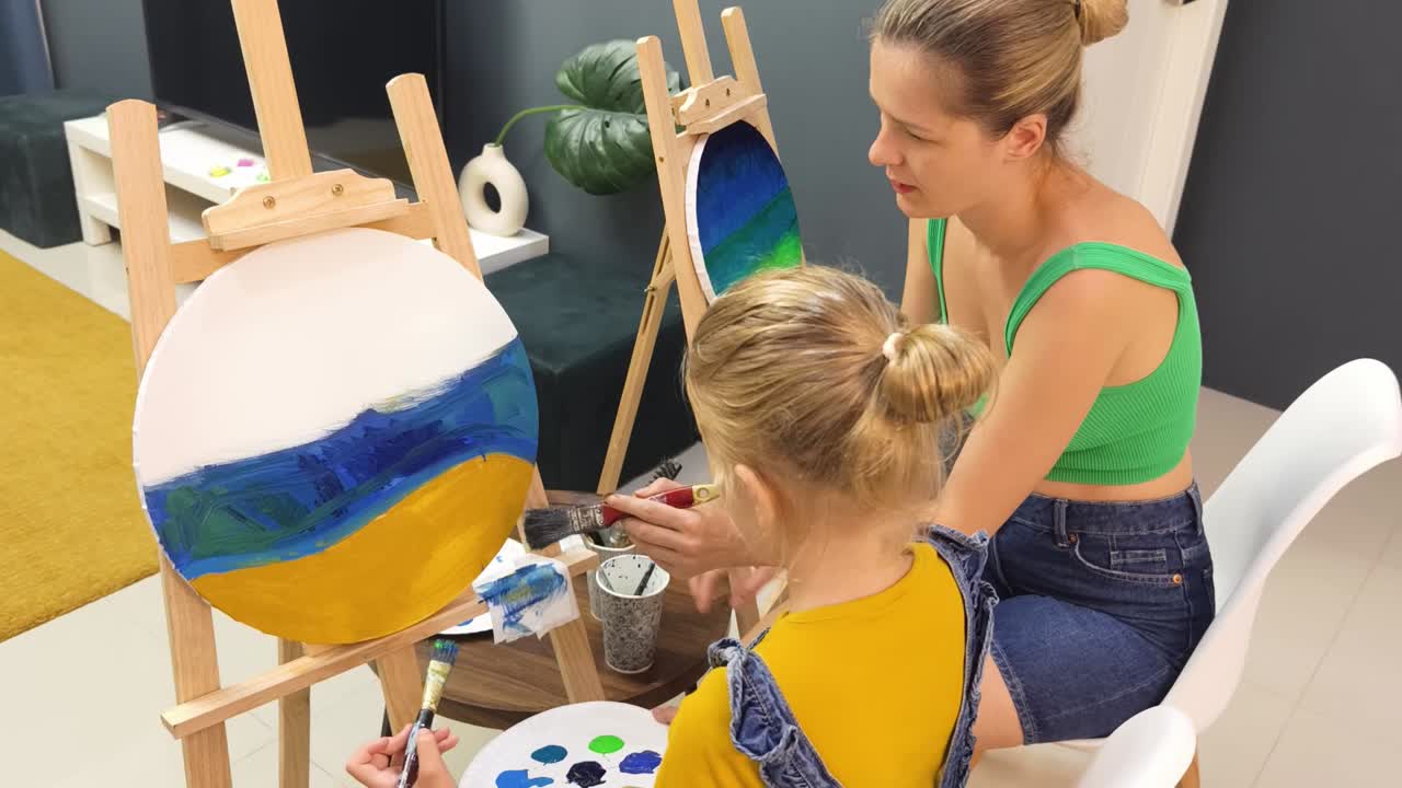 мать и дочь рисуют вместе.