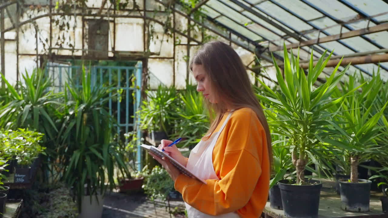 jardinero tomando notas en un invernadero