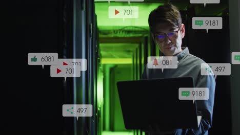 animación de iconos, cambios de números en las barras de notificación, hombre asiático comprobando el servidor en la sala del servidor