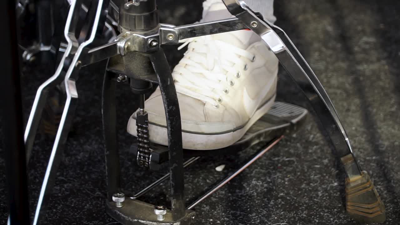 드럼을 연주하는 드럼 연주자