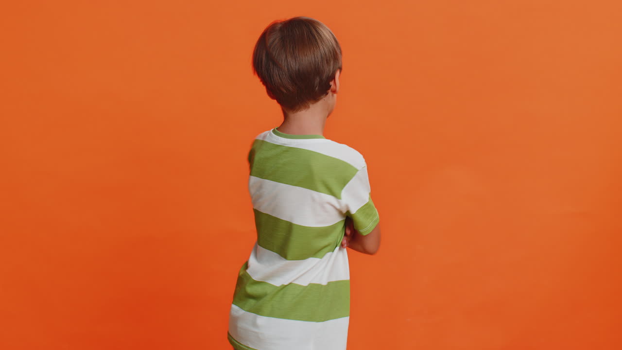 niño ofendido niño con malentendido frustrado después de una pelea ignora la conversación de comunicación