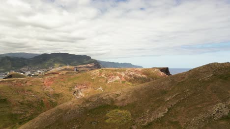 vista aérea descendiendo de los coloridos picos volcánicos de las montañas de la isla de ponta de sao lourenco, madeira, portugal