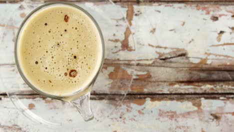 Taza-De-Café-Sobre-Tabla-De-Madera